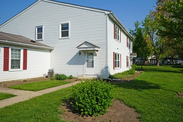 $2,300 | 223 Harvest Court, Vernon Hills, IL 60061