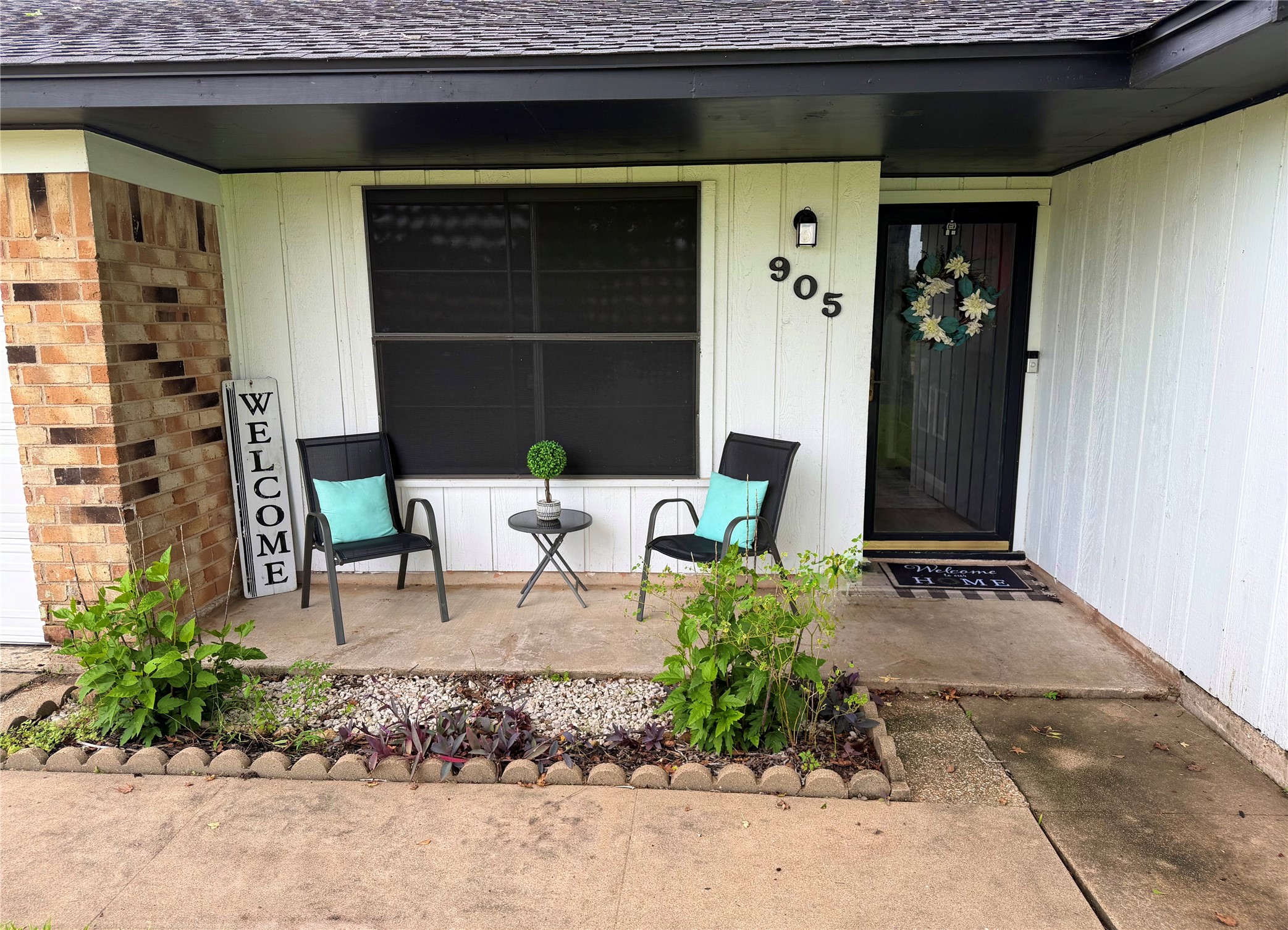 905 Southside Drive Angleton, TX 77515 - Photo 2 of 27