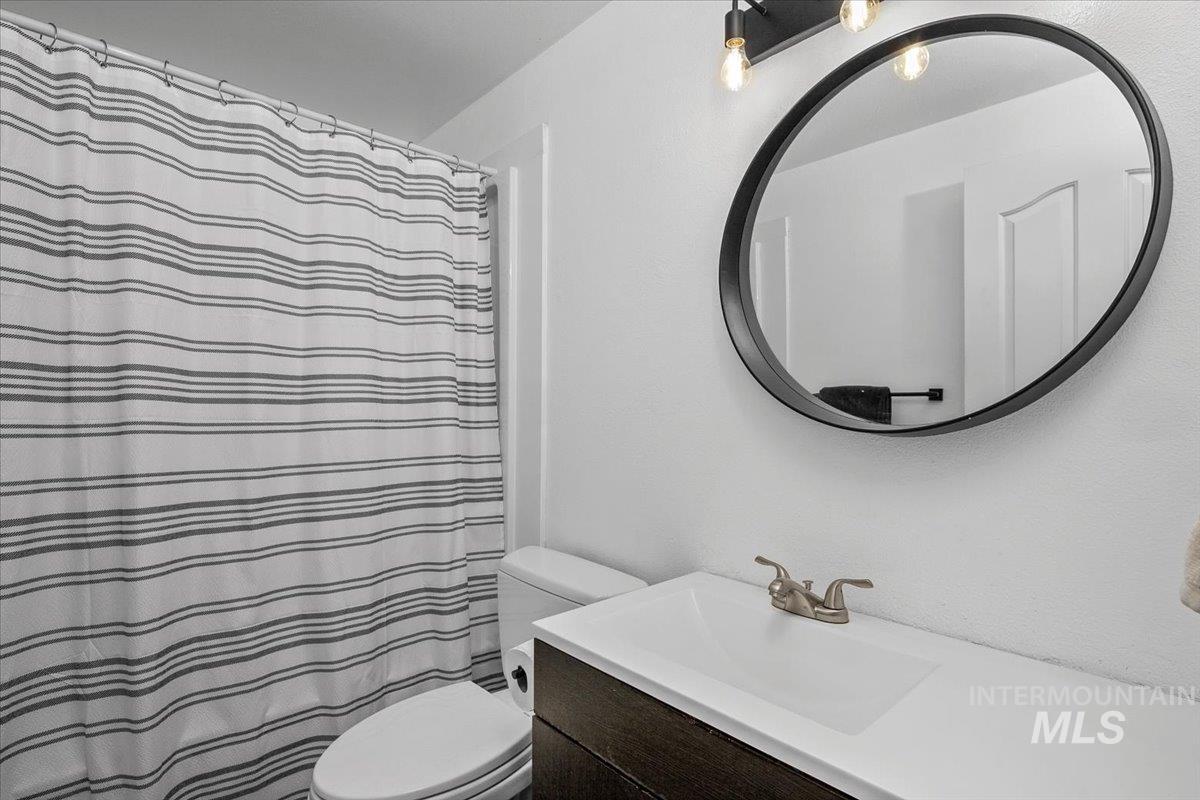 3651 South Gekeler Lane, Unit 96 Boise, ID 83706 - Photo 26 of 38 Bathroom featuring a shower with curtain and vanity