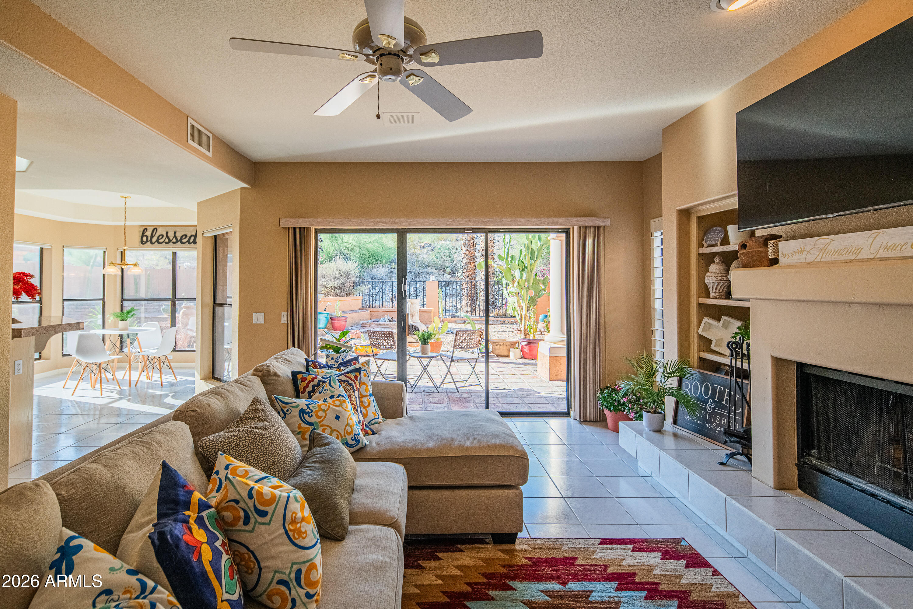 1054 East Shangri La Road Phoenix, AZ 85020 - Photo 8 of 37 Living Room