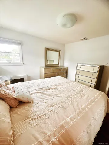 $7,000 | 310 Southwood Circle, Syosset, NY 11791