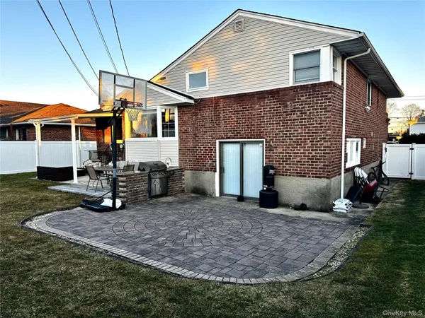 a view of a house with backyard