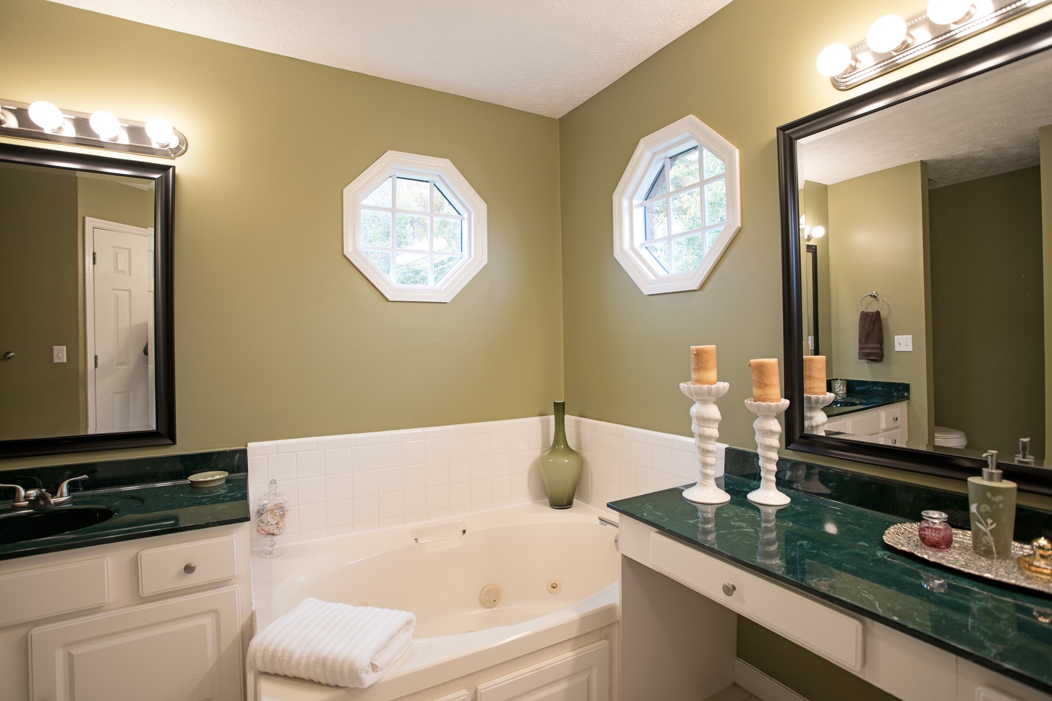 2682 Woods Road Springfield, TN 37172 - Photo 18 of 29 a bathroom with a bathtub and a sink