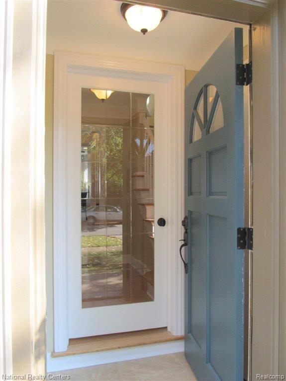 322 McMillan Road Grosse Pointe, MI 48236 - Photo 3 of 25 Entry