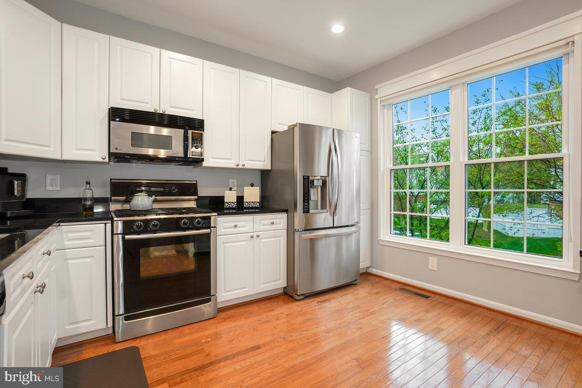 Kitchen w-granite