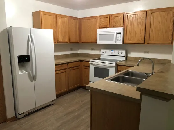 $1,800 | 2115 Silverstone Drive, Unit 2115, Carpentersville, IL 60110