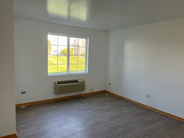 $1,800 | 2115 Silverstone Drive, Unit 2115, Carpentersville, IL 60110