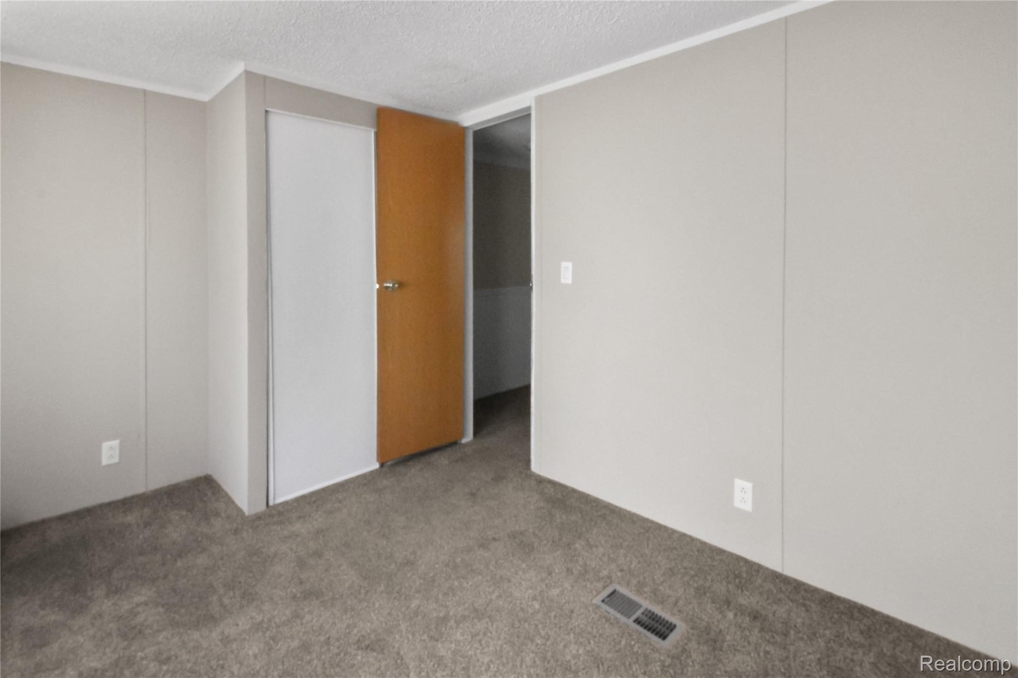 46000 Geddes Road, Unit 7 Canton, MI 48188 - Photo 8 of 11 IMG_7717 (1).jpg