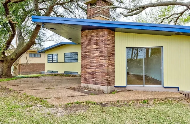 $4,200 | 4600 Lakeshore Drive, Port Arthur, TX 77642