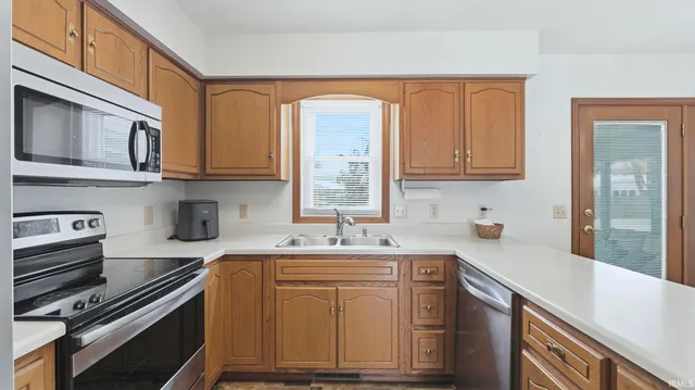 $369,000 | 2101 White Plains Court, Fort Wayne, IN 46815