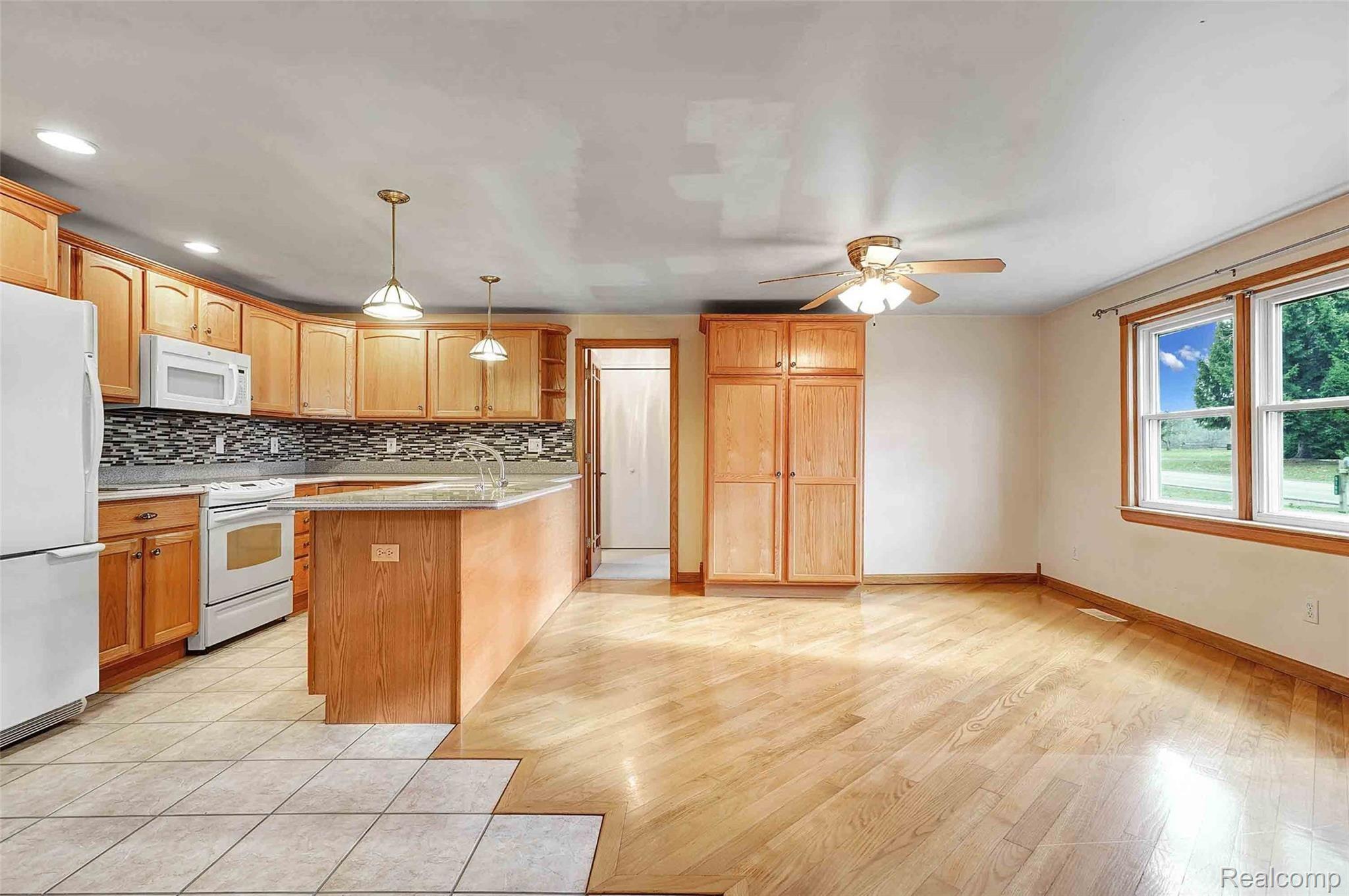 5190 West Coon Lake Road Howell, MI 48843 - Photo 3 of 34 DSC07818.jpg