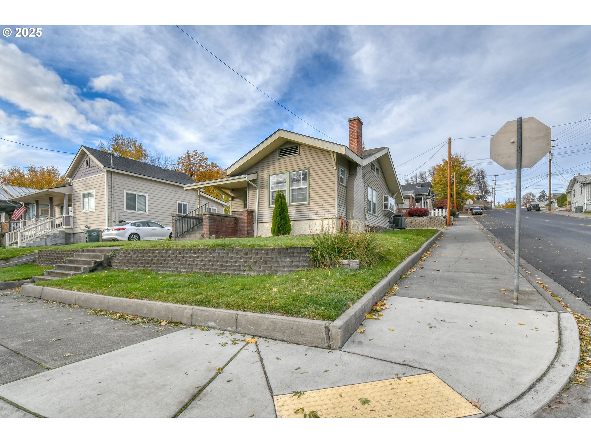 1003 Northwest Carden Avenue Pendleton, OR 97801 - Photo 2 of 48 a house view with a garden space