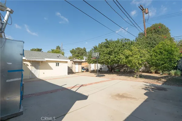 a view of a backyard