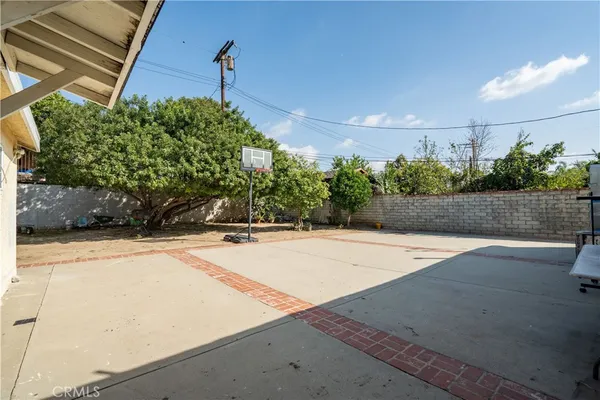 a view of a backyard