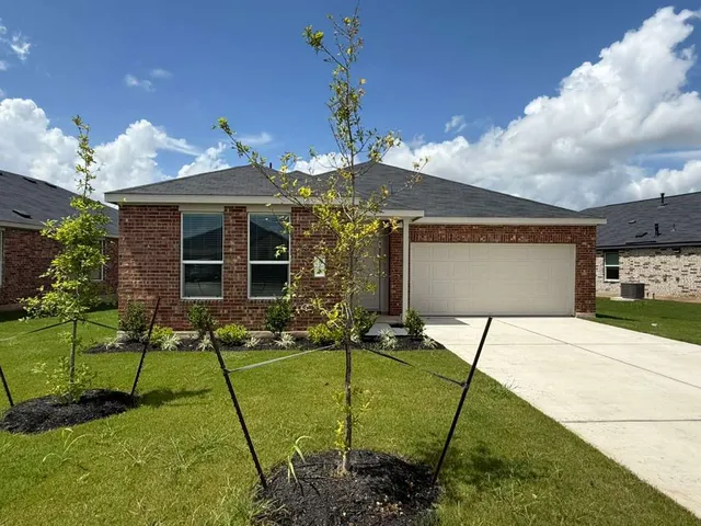 a view of a house with backyard