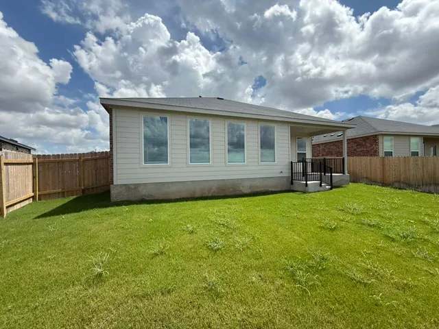a view of a house with backyard