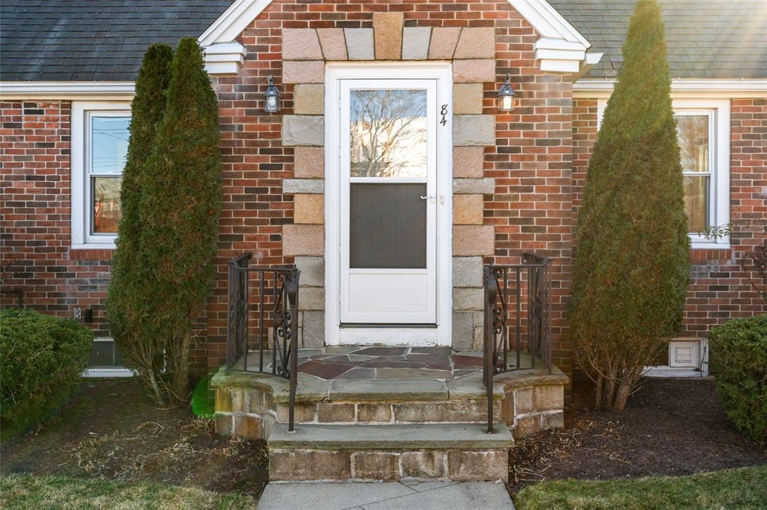 84 Intervale Road Cranston, RI 02910 - Photo 4 of 37