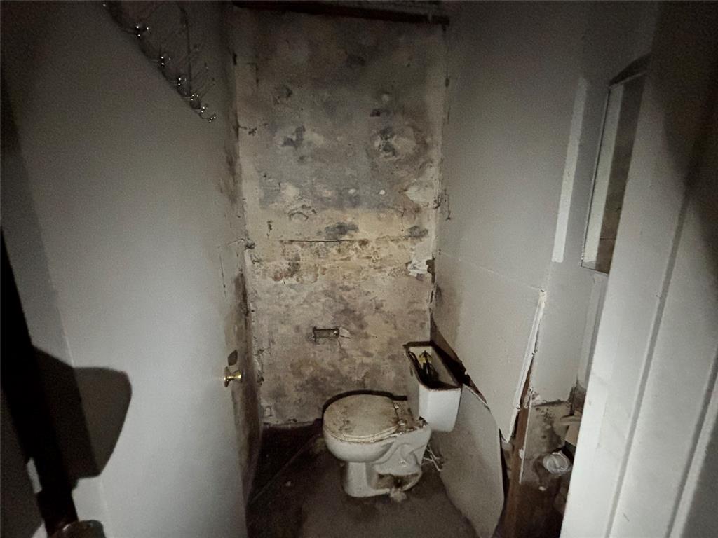 705 North Broadway Street, Unit R Wichita Falls, TX 76306 - Photo 14 of 16 a bathroom with a toilet and a shower