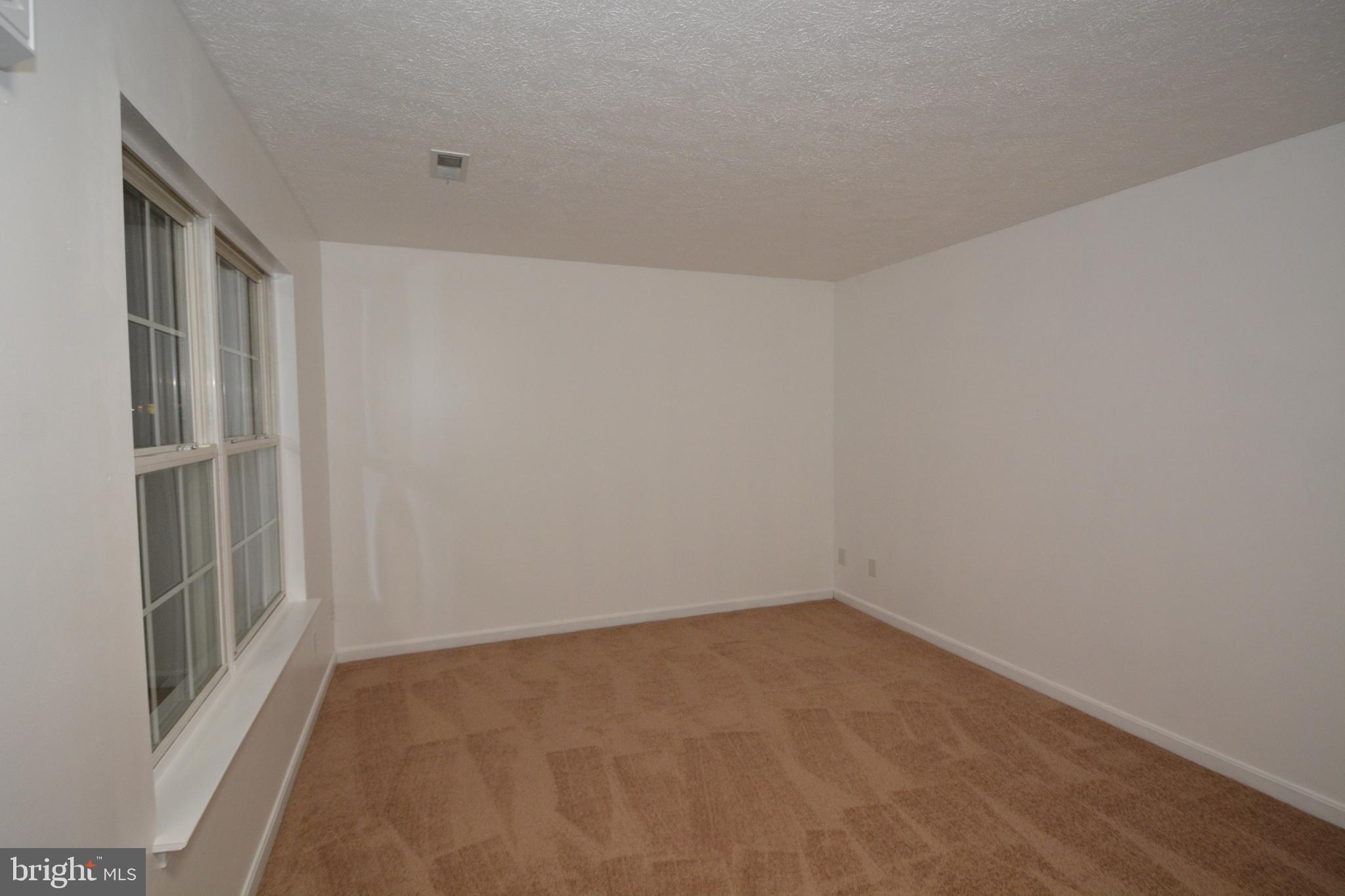 431 Ridgefield Avenue Stephens City, VA 22655 - Photo 3 of 18 Living Room
