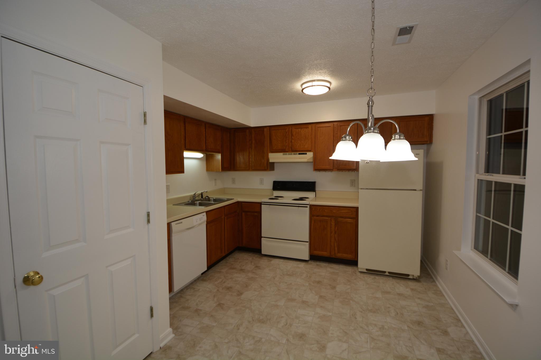 431 Ridgefield Avenue Stephens City, VA 22655 - Photo 6 of 18 Dining/Kitchen