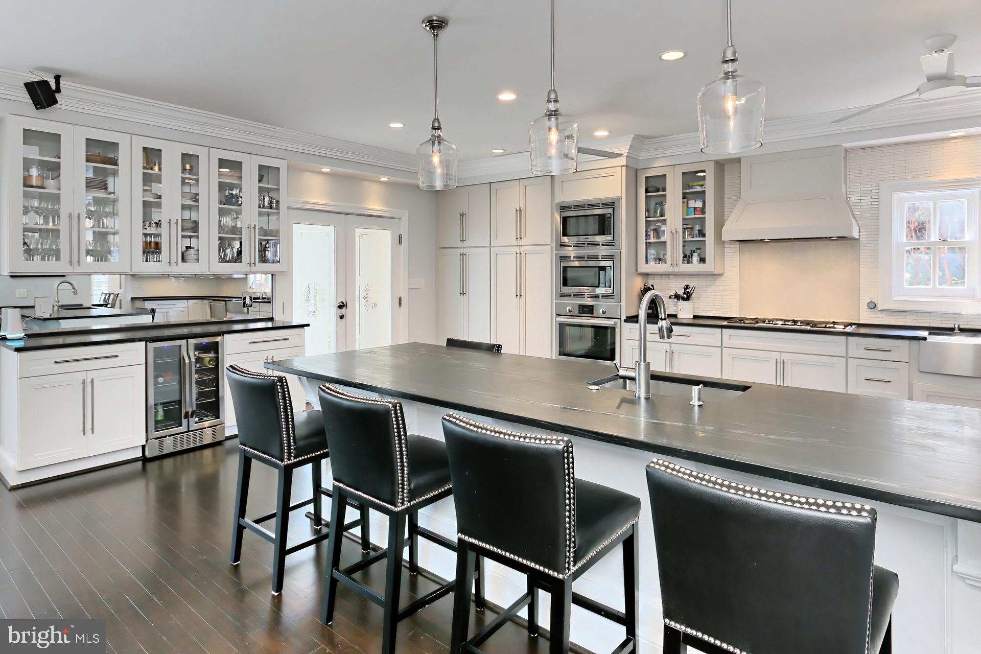 2001 South Arlington Ridge Road Arlington, VA 22202 - Photo 21 of 96 Kitchen and breakfast Bar