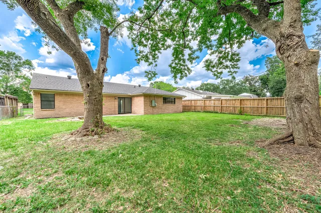 a front view of house with yard