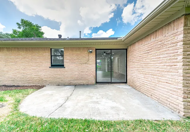 a view of entryway with lake view