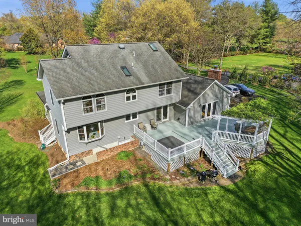 a view of a back yard