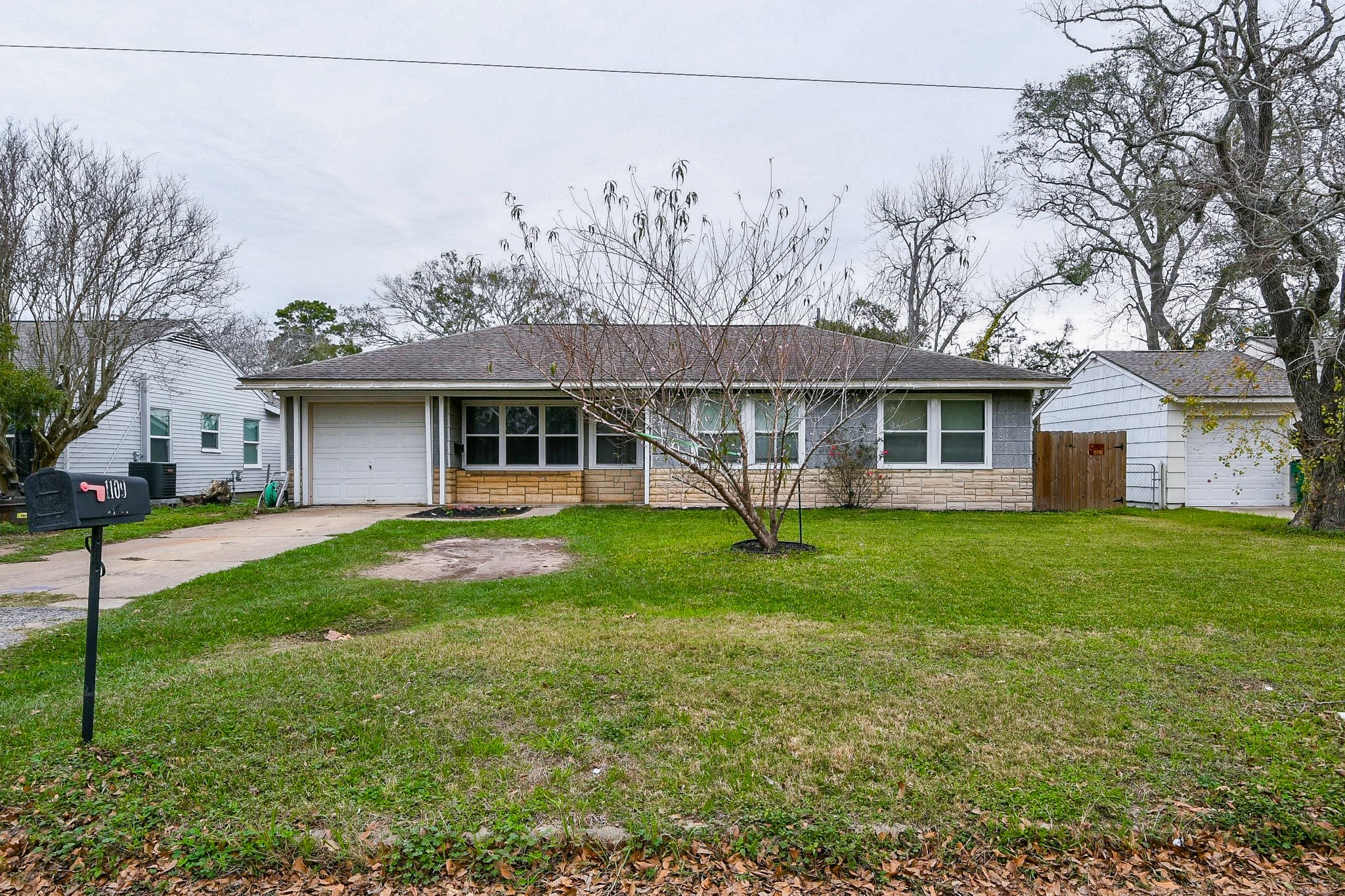 1109 Miller Street Angleton, TX 77515 - Photo 3 of 20