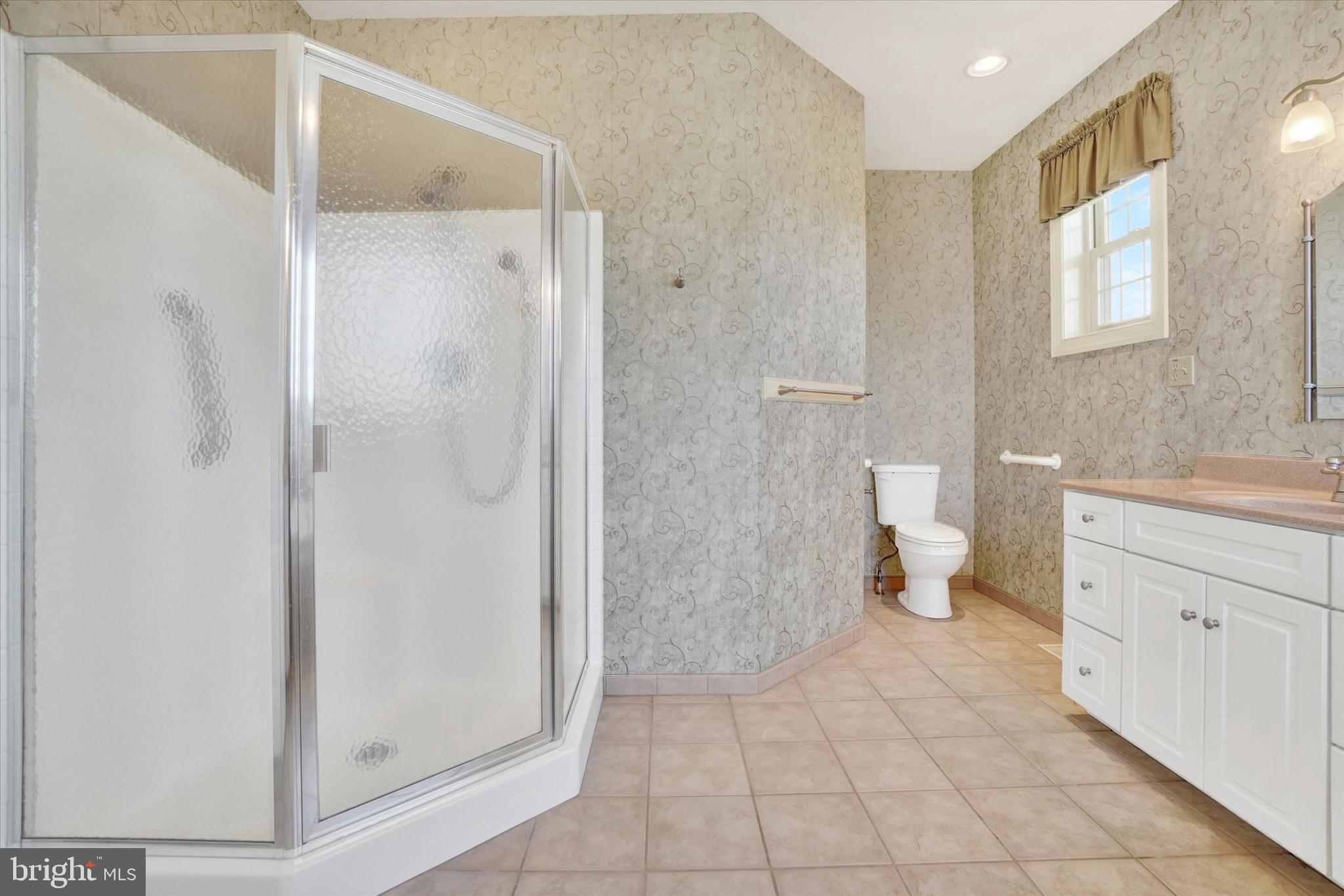 639 Chestnut Hill Road York, PA 17402 - Photo 21 of 51 1st Floor Primary Bathroom
