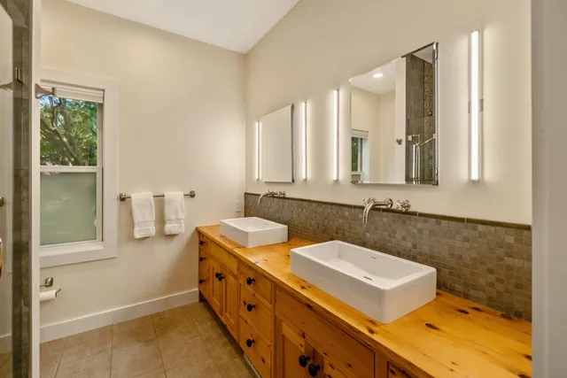 $949,000 | 4155 West Shore Road, Isle La Motte, VT 05463