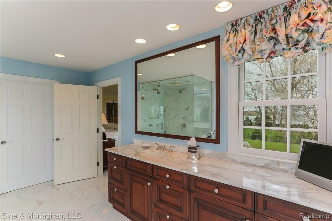 747 Whittier Road Grosse Pointe, MI 48230 - Photo 35 of 96 039-Master_Bathroom-4039670-medium.jpg