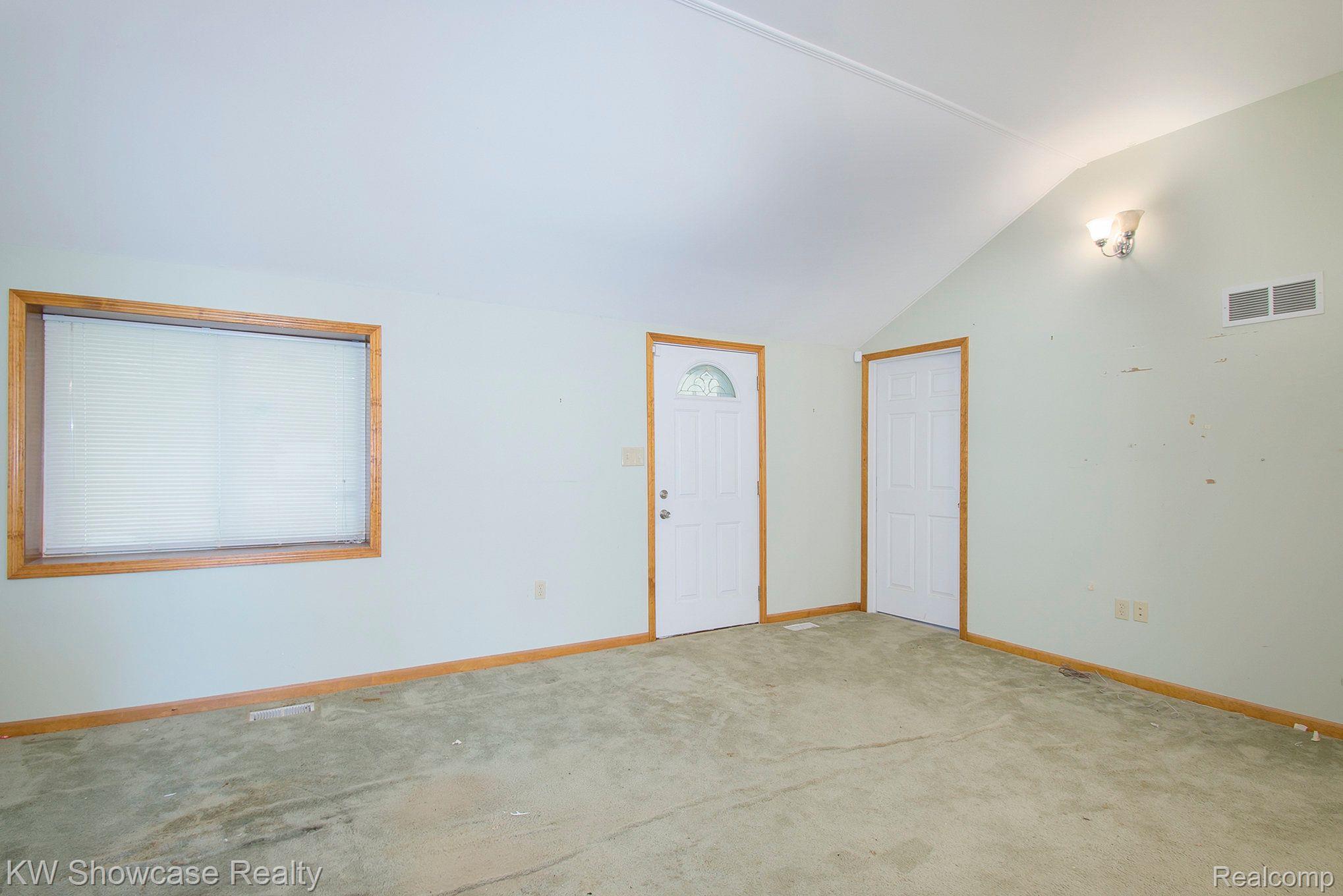 5204 Mack Road Howell, MI 48855 - Photo 4 of 30 Spacious living room