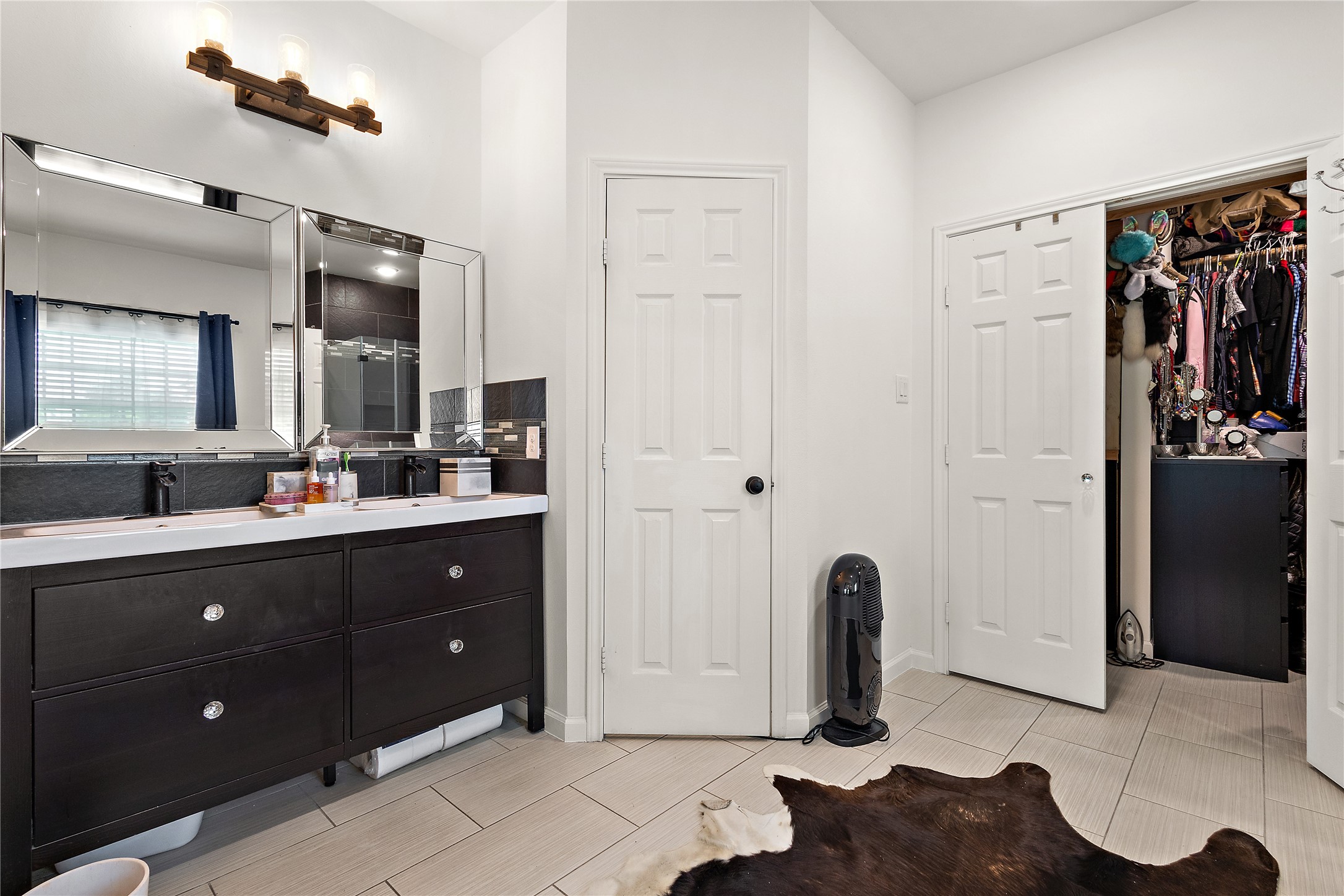 625 Pittman Road Richmond, TX 77469 - Photo 22 of 41 Dual Vanity in Primary Bathroom