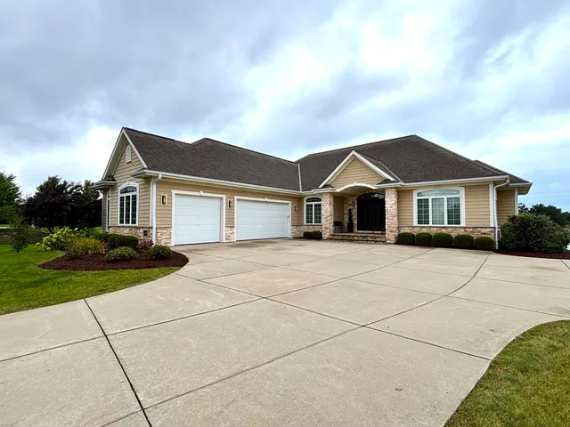 $899,000 | 1348 Stillwater Circle, Mequon, WI 53092