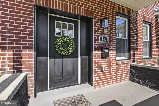 a view of entryway door of the house