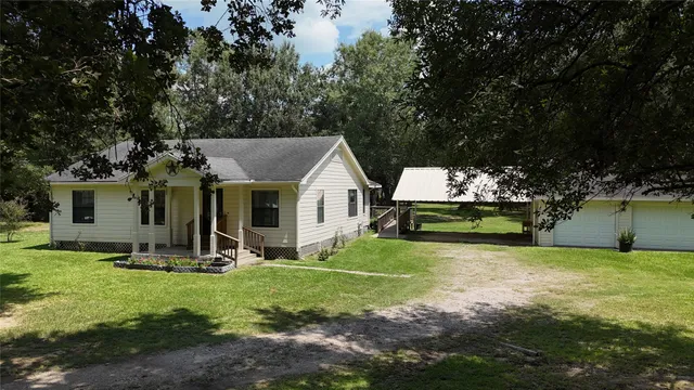 a view of a house with backyard porch and garden