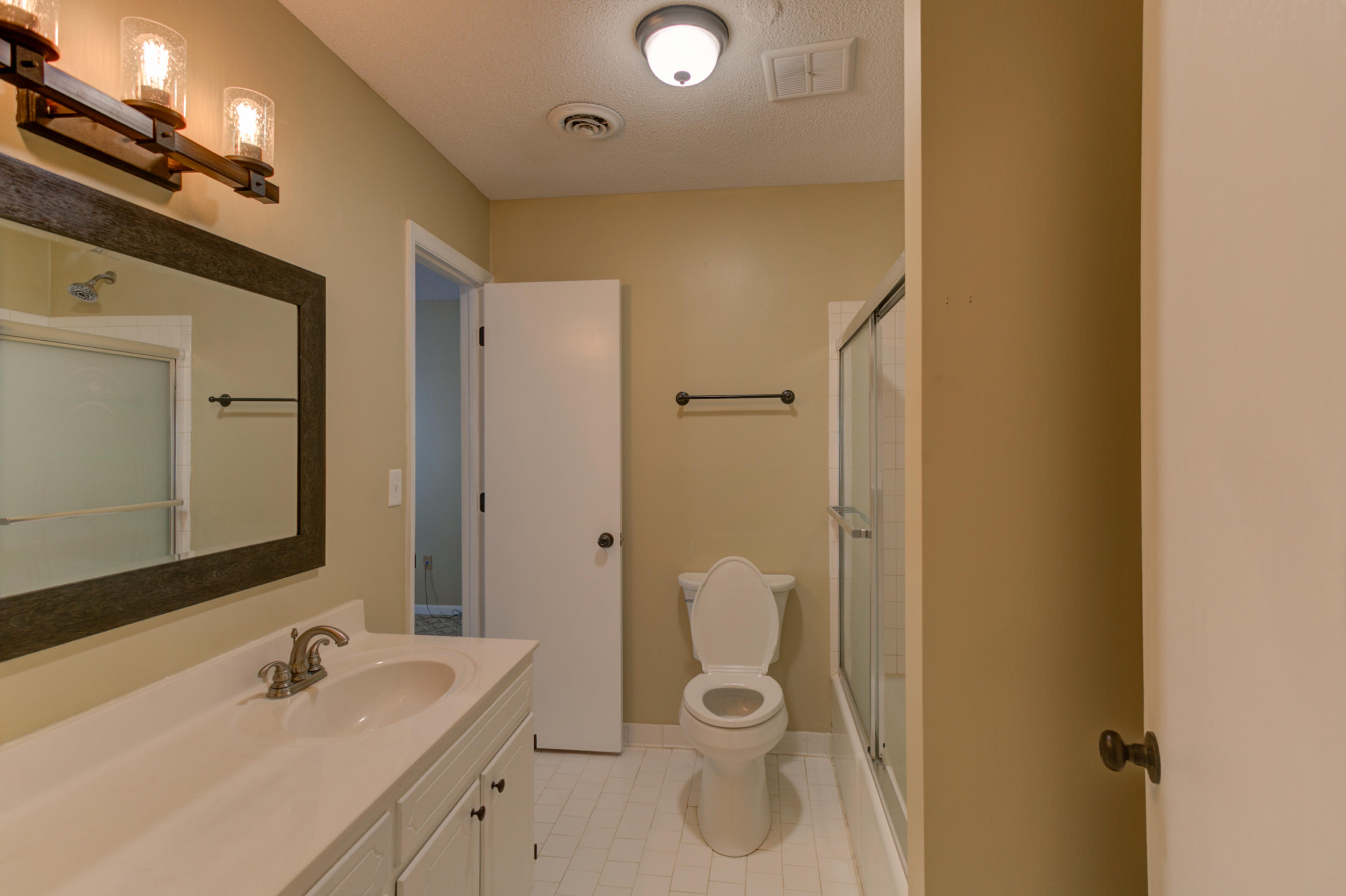 4860 Lone Hill Road Chattanooga, TN 37416 - Photo 22 of 27 Jack & Jill Bathroom
