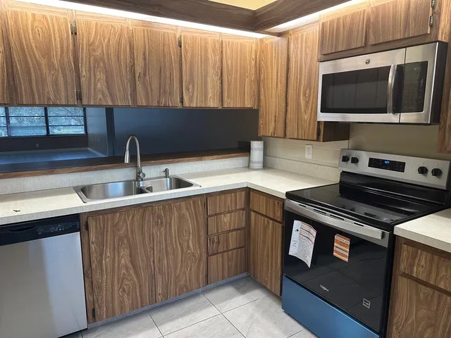 $2,500 | 1717 Whitehall Drive, Unit 201, Davie, FL 33324