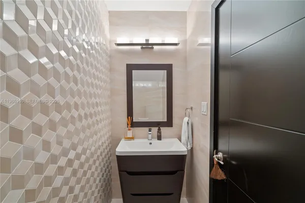 $16,000 | 519 Alhambra Circle, Coral Gables, FL 33134