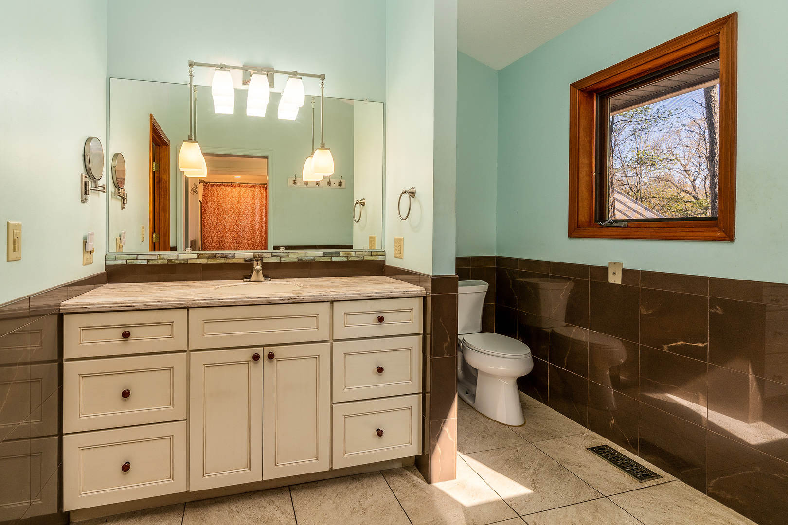 5 Lake Shore Court Carbondale, IL 62902 - Photo 24 of 50 a bathroom with a toilet a sink and mirror