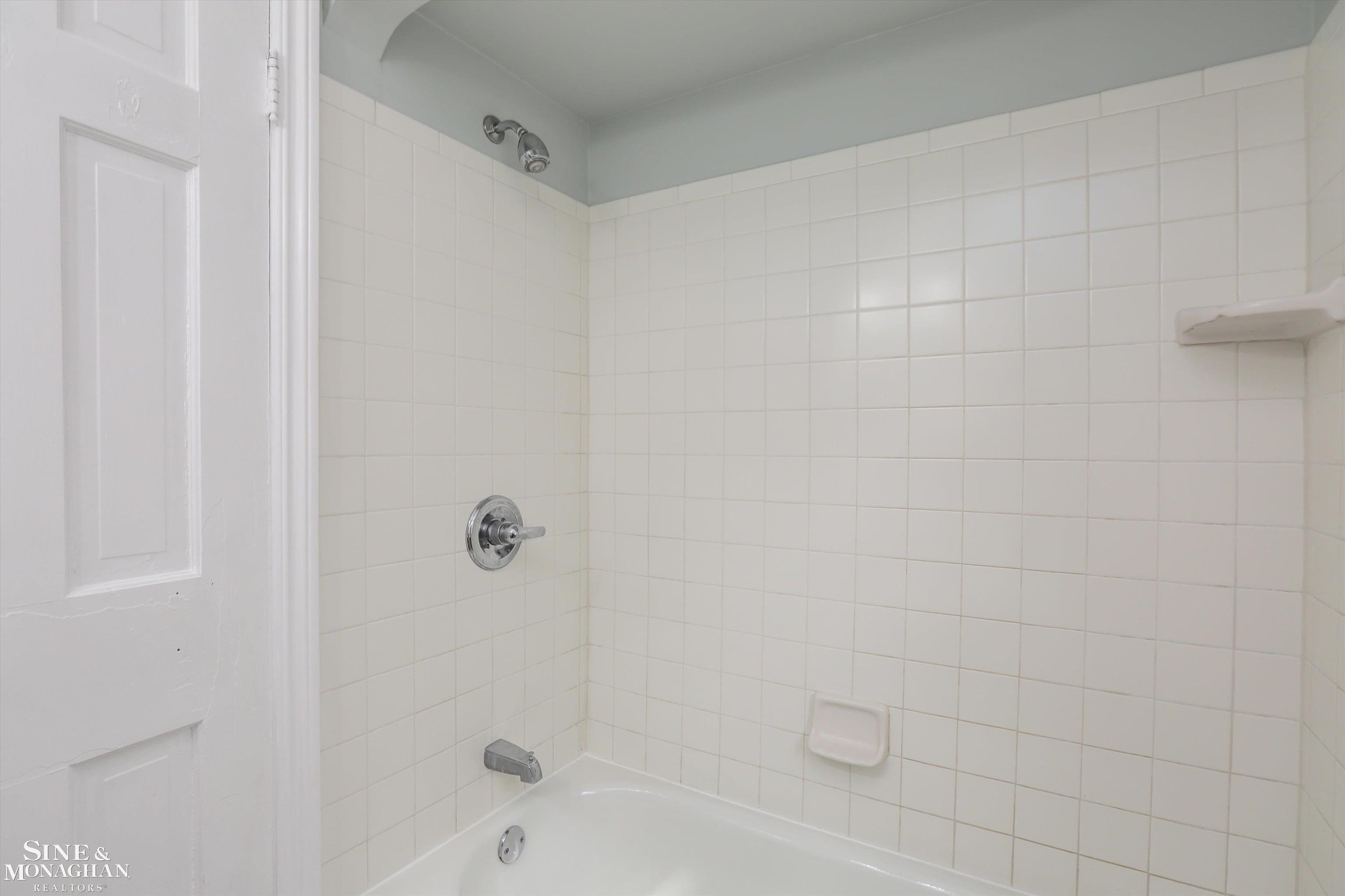 1466 Hampton Road Grosse Pointe Woods, MI 48236 - Photo 14 of 31