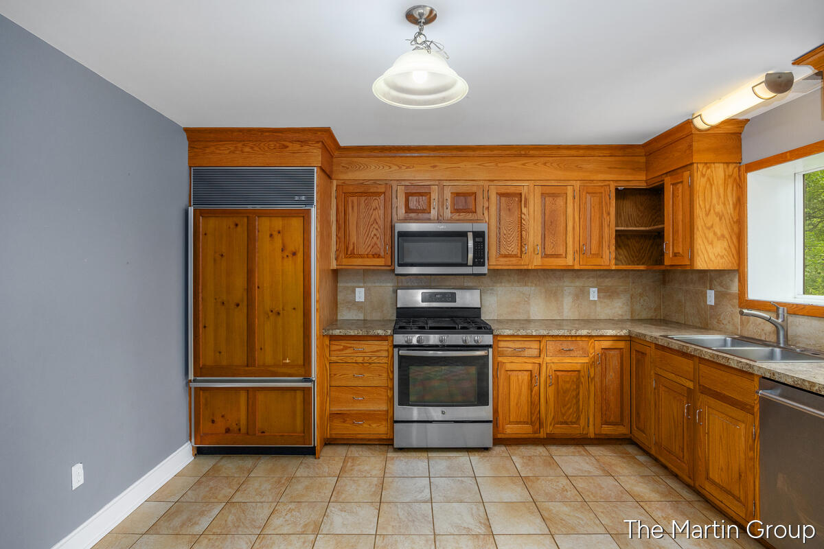 6610 Riga Avenue Northeast Rockford, MI 49341 - Photo 30 of 50 Kitchen In Apartment
