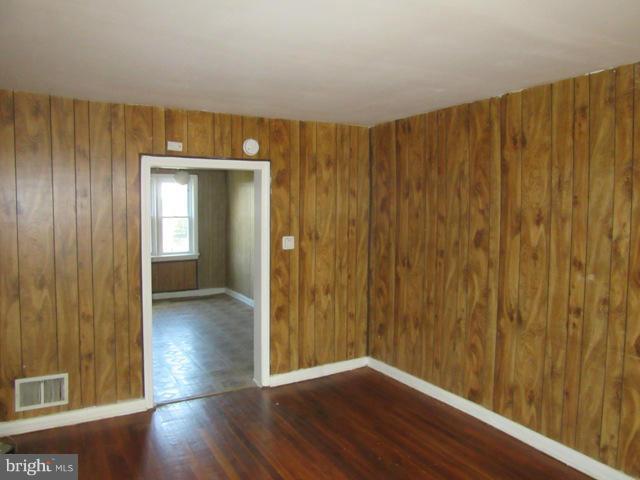 2413 Terra Firma Road Baltimore, MD 21225 - Photo 5 of 10 Living Room