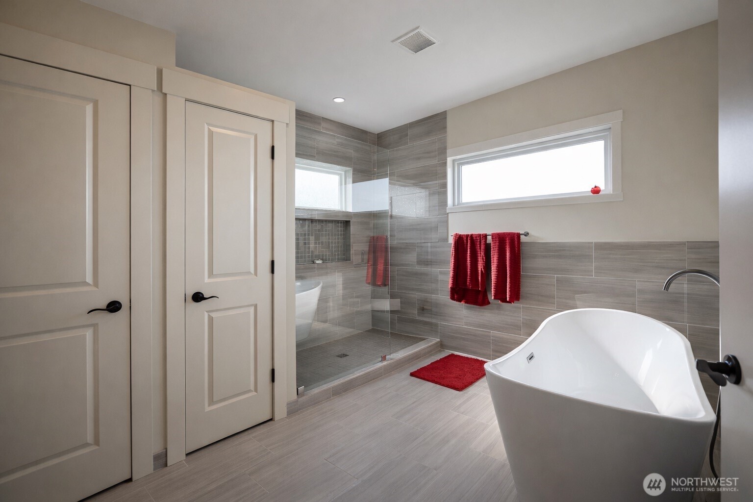 149 Clos Chevalle Road Chelan, WA 98816 - Photo 19 of 37 a bathroom with a bathtub sink and mirror