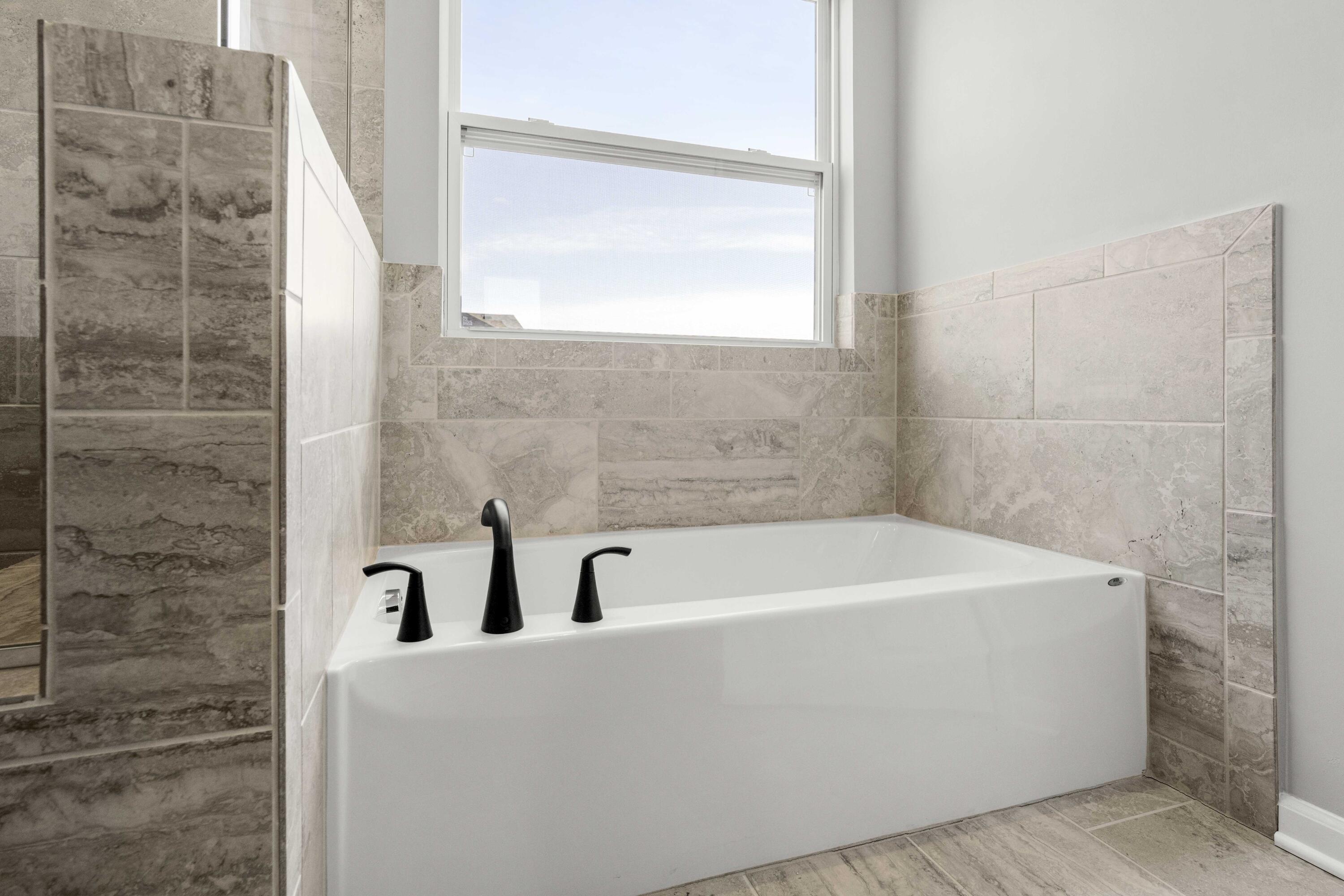 5652 Burr Rdg Circle Crown Point, IN 46307 - Photo 21 of 29 a bathroom with a bathtub