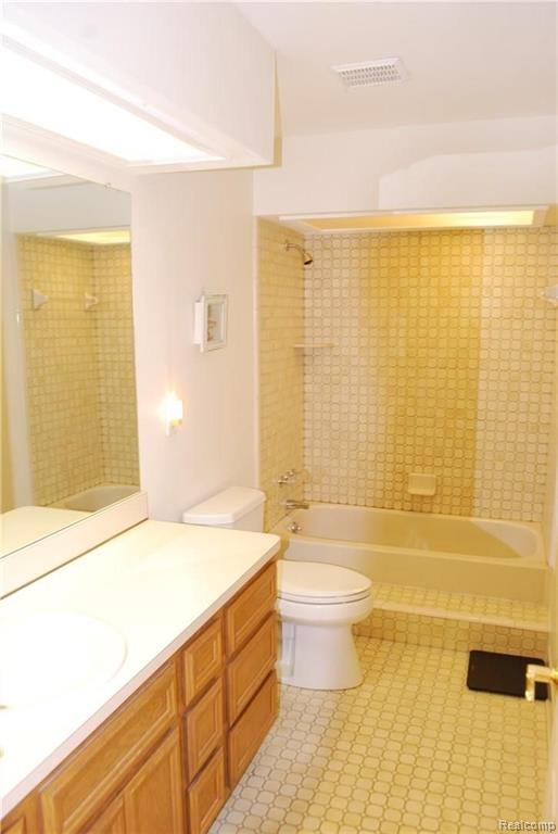 285 Slade Court Rochester Hills, MI 48307 - Photo 21 of 35