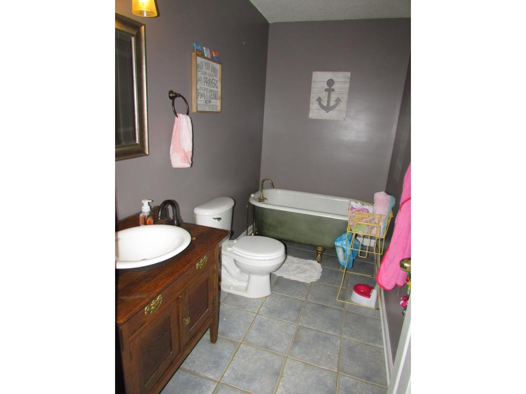 237 Linda's Way Bristol, TN 37620 - Photo 12 of 24 Guest Bathroom