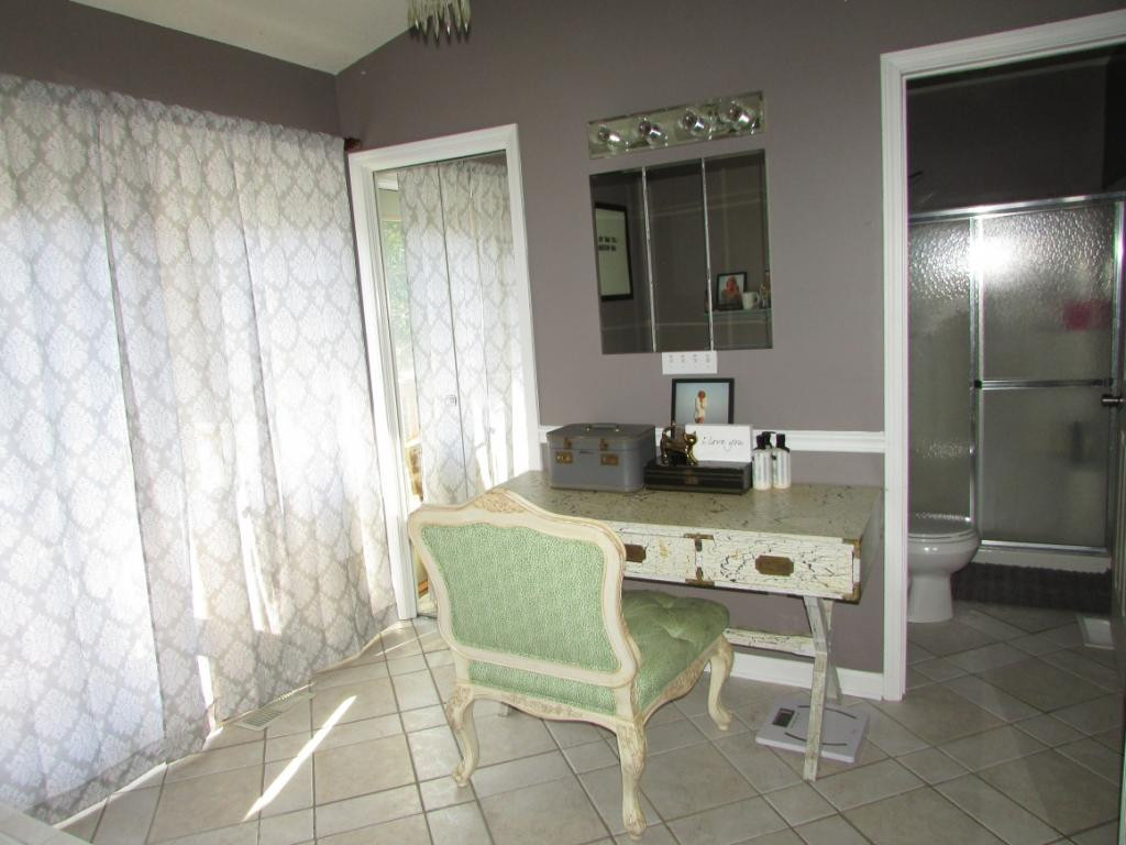 237 Linda's Way Bristol, TN 37620 - Photo 15 of 24 Master Bathroom