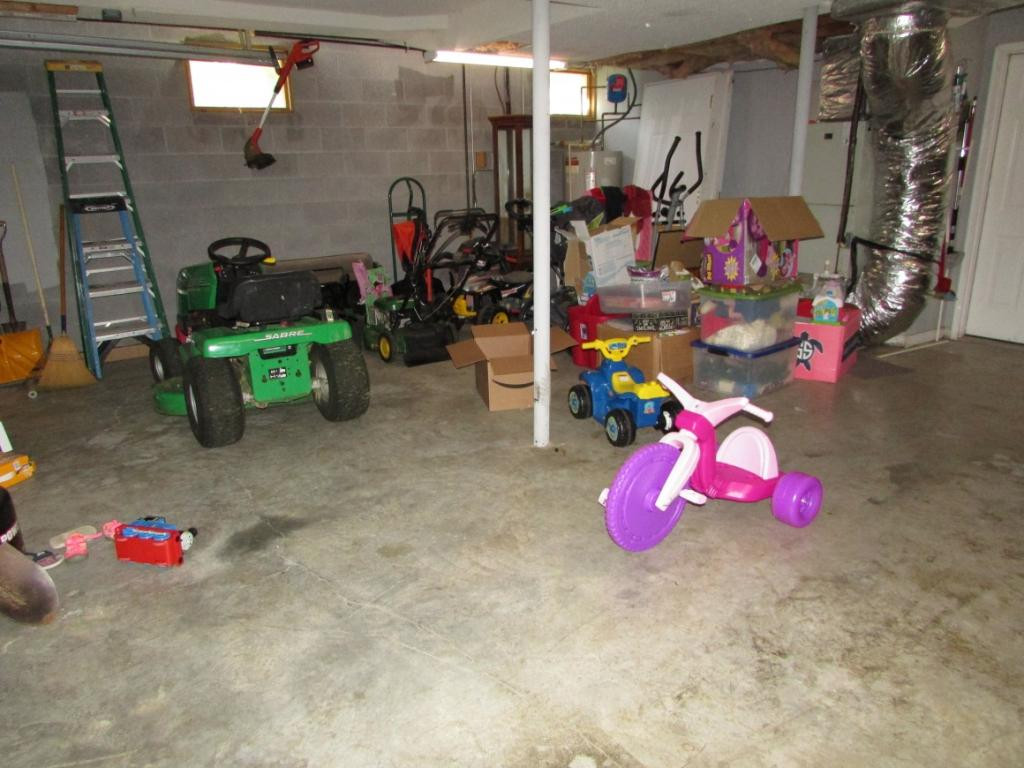 237 Linda's Way Bristol, TN 37620 - Photo 24 of 24 Garage